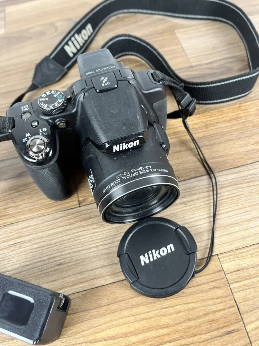 Nikon COOLPIX P520 18.1MP Digital Camera Black 42x Optical Zoom (PARTS AS IS)
